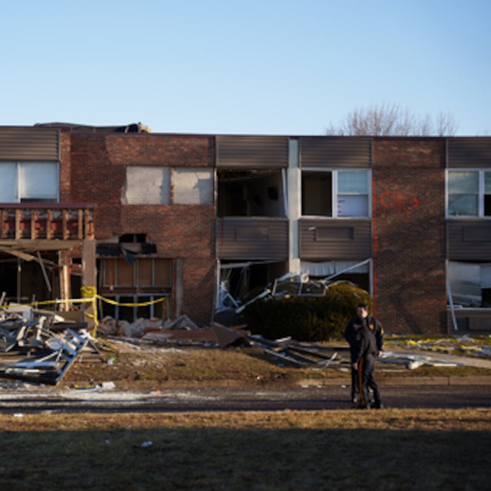 Investigadores trabajan entre los escombros del Centro de Salud y Rehabilitación de Bristol tras una explosión el día anterior, el miércoles 24 de diciembre de 2025, en Bristol, Pensilvania.