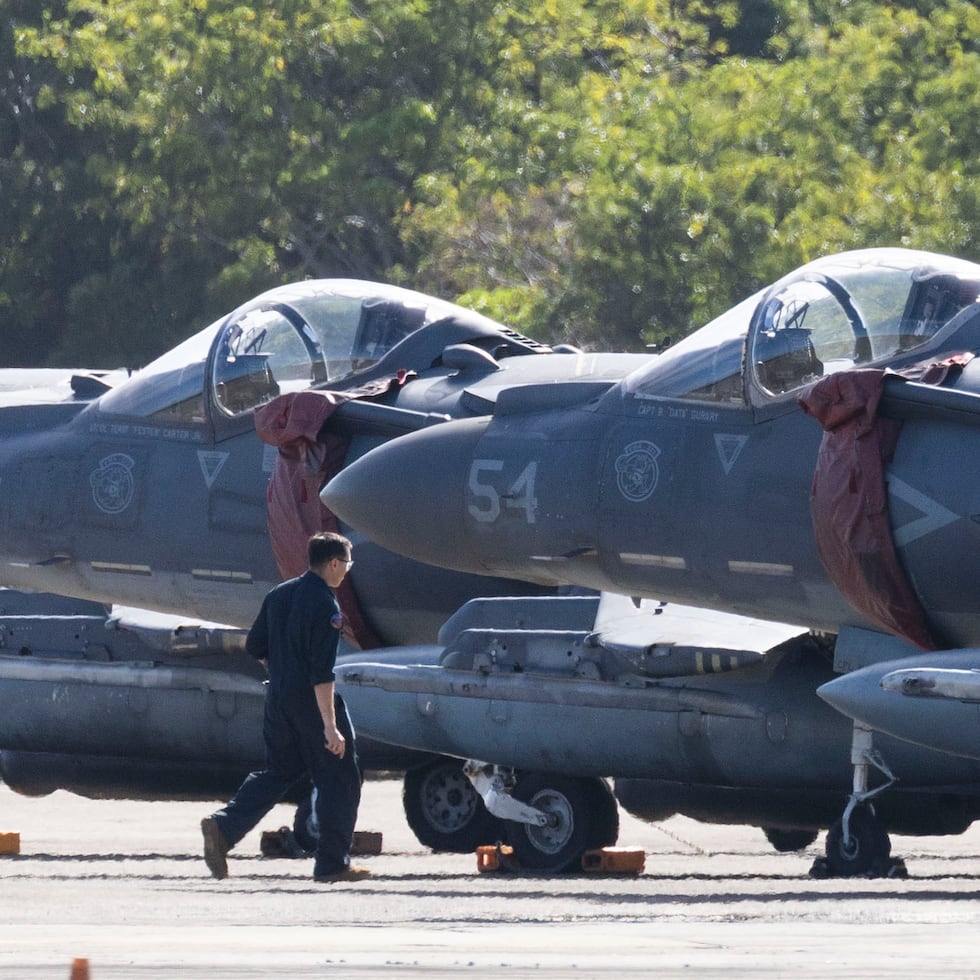 Aviones de defensa movilizados recientemente a la antigua base militar de Roosevelt Roads, en Ceiba, al este de Puerto Rico