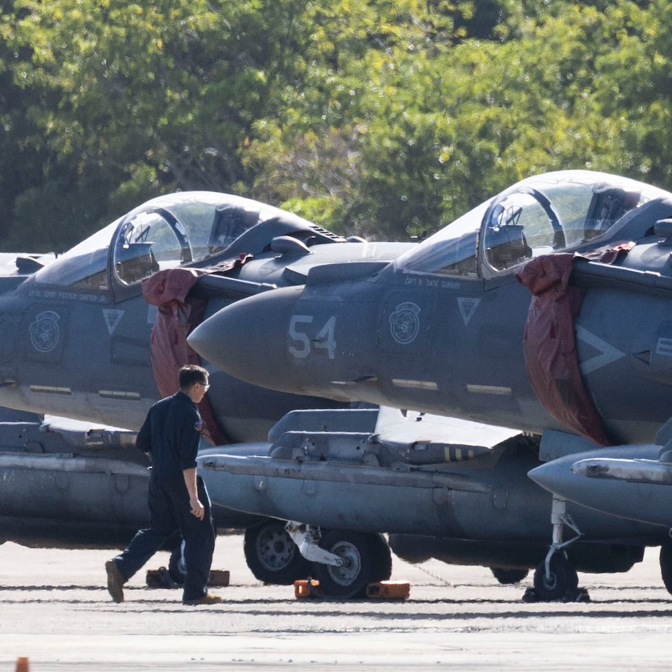 Dos aviones de combate en el aeropuerto de la antigua base naval Roosevelt Roads, en medio del operativo militar en el Caribe.