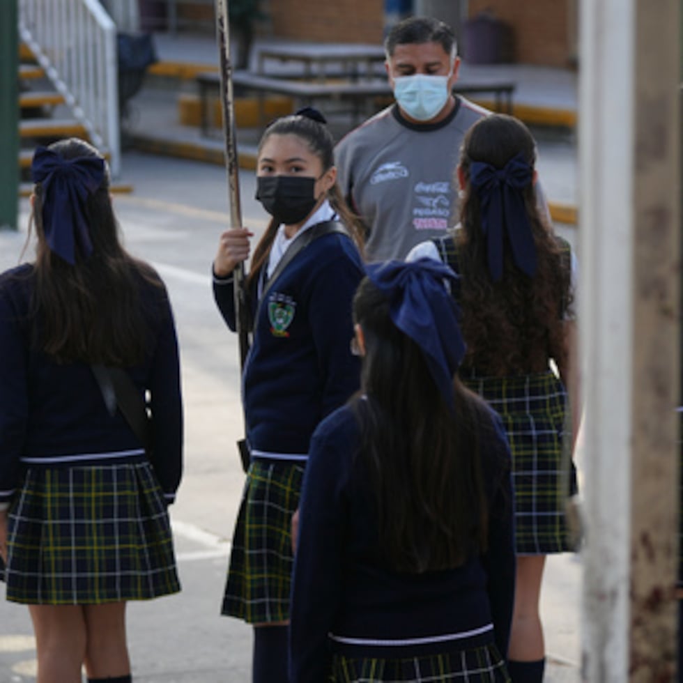 El Gobierno mexicano lleva semanas animando a la población a vacunarse contra el sarampión, que se puede prevenir con dos dosis de la vacuna, y ha anunciado la puesta en marcha de puntos de vacunación en lugares como aeropuertos y estaciones de autobuses.