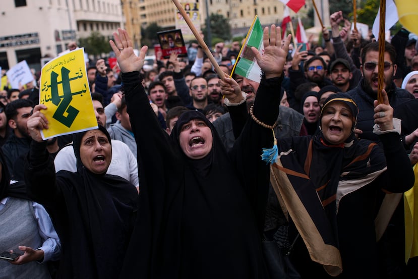Partidarios de Hezbolá corean consignas durante una protesta contra el primer ministro libanés Nawaf Salam, frente al palacio de gobierno en Beirut, Líbano, el viernes 10 de abril de 2026. (Foto AP/Emilio Morenatti)