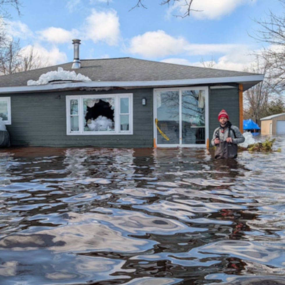 Esta imagen, facilitada por Christopher Narsesian, muestra trozos de hielo e inundaciones en el Lago Negro de Michigan, en el noreste de la Península Inferior, el 19 de abril de 2026.