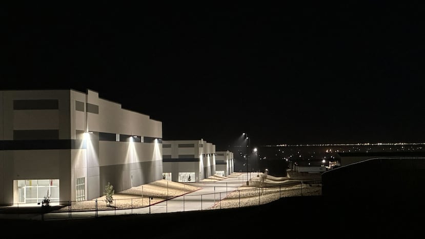 ARCHIVO - Un enorme almacén de 77.600 metros cuadrados (826.780 pies cuadrados) se ve iluminado el 12 de febrero de 2026 en Socorro, un suburbio de El Paso, Texas. Fue adquirido recientemente por el Departamento de Seguridad Nacional de Estados Unidos por 122,8 millones de dólares. (Foto AP/Morgan Lee, archivo)