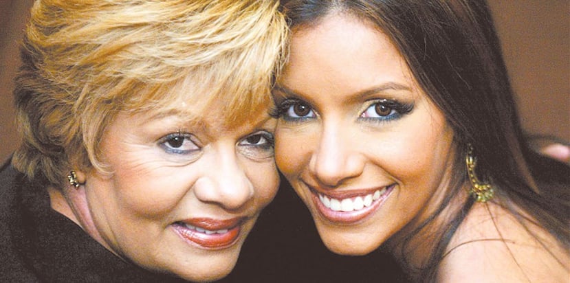 Alba Reyes junto a su madre Elena Santos. (GFR Media)