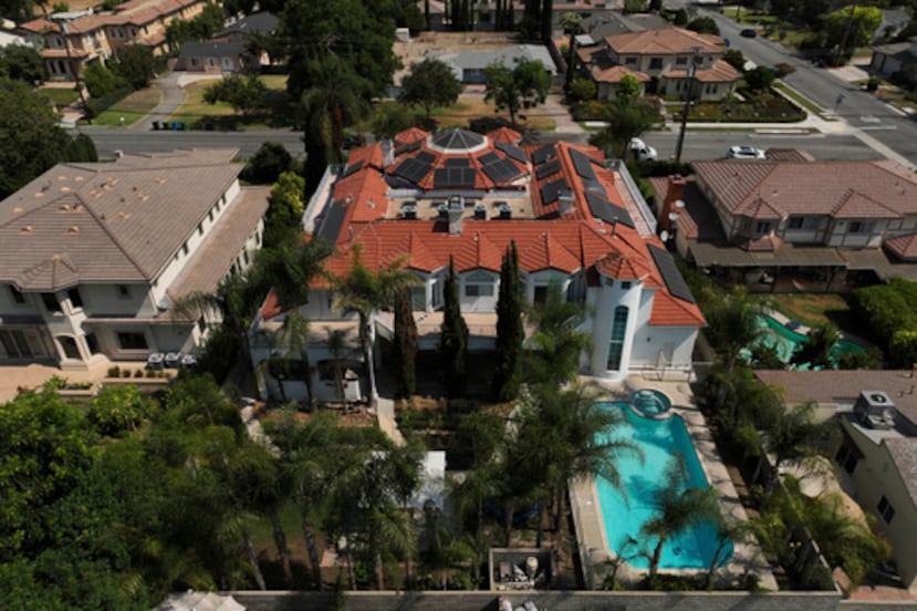 Una vista aérea muestra la vivienda de Silvia Zhang y Guojun Xuan el 16 de julio de 2025, en Arcadia, California.