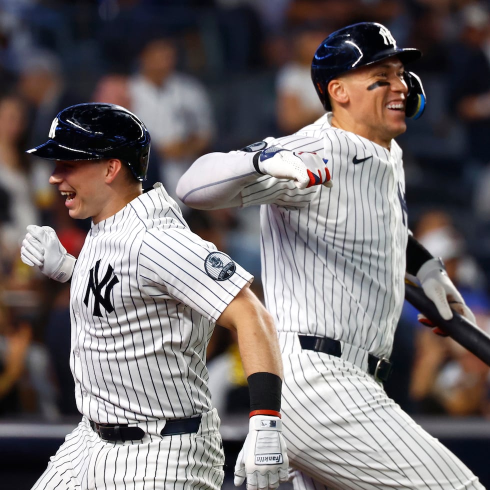Ben Rice, de los Yankees de Nueva York, festeja con Aaron Judge, tras batear un jonrón ante los Mets.