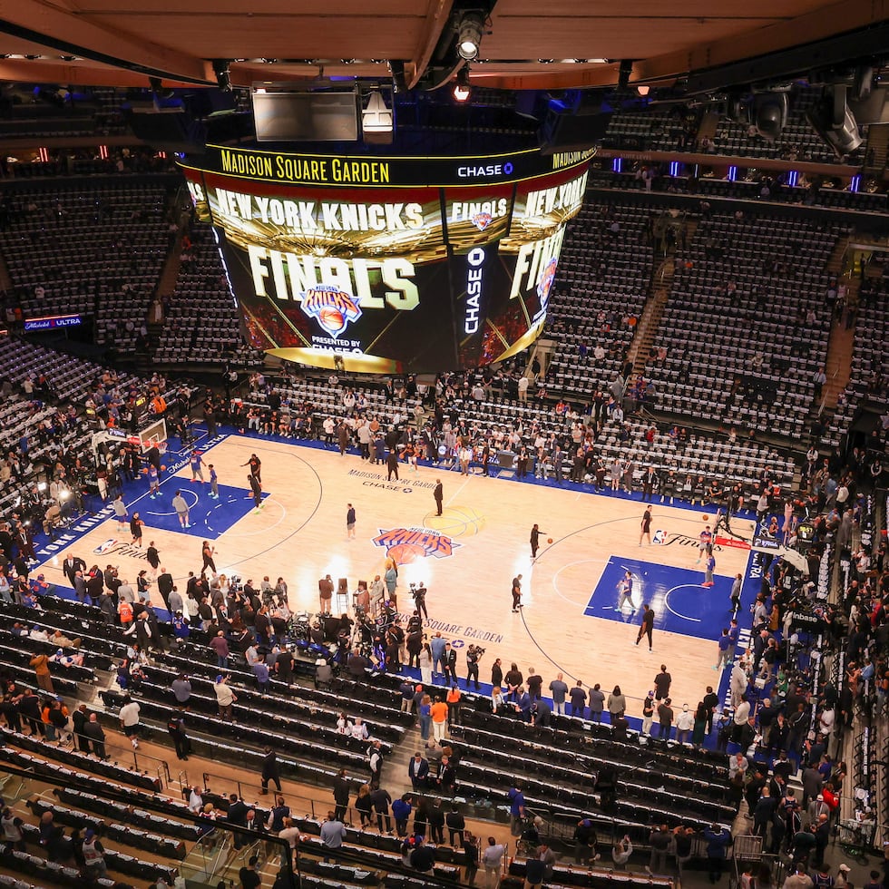 Jugadores de San Antonio Spurs y New York Knicks calientan antes del tercer juego de las Finales de la NBA en el Madison Square Garden.