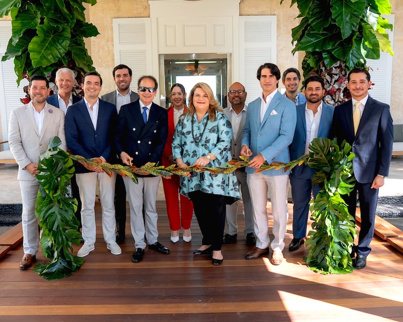 En el centro, el empresario John Paulson acompañado de la gobernadora Jenniffer González, durante el corte de cinta del nuevo hotel Four Seasons, en Río Grande.