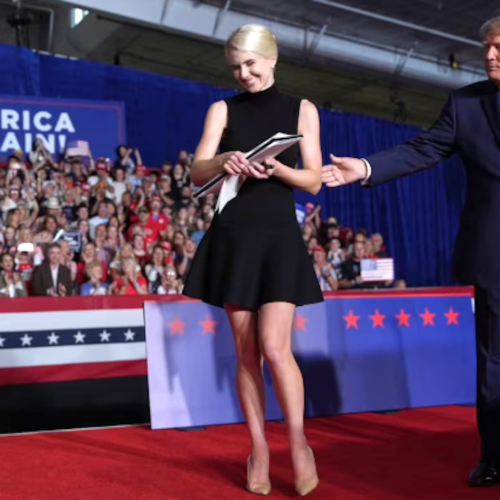 Donald Trump, junto con su asistente Natalie Harp, en un acto de campaña en Grand Island, Nebraska.