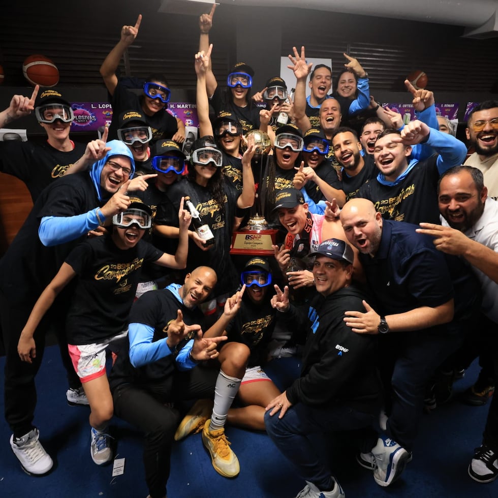 Las Explosivas de Moca celebran su segundo campeonato en cuatro años.