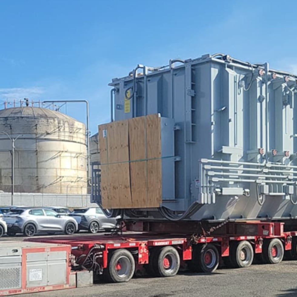 El transformador tiene un peso estimado de medio millón de libras.