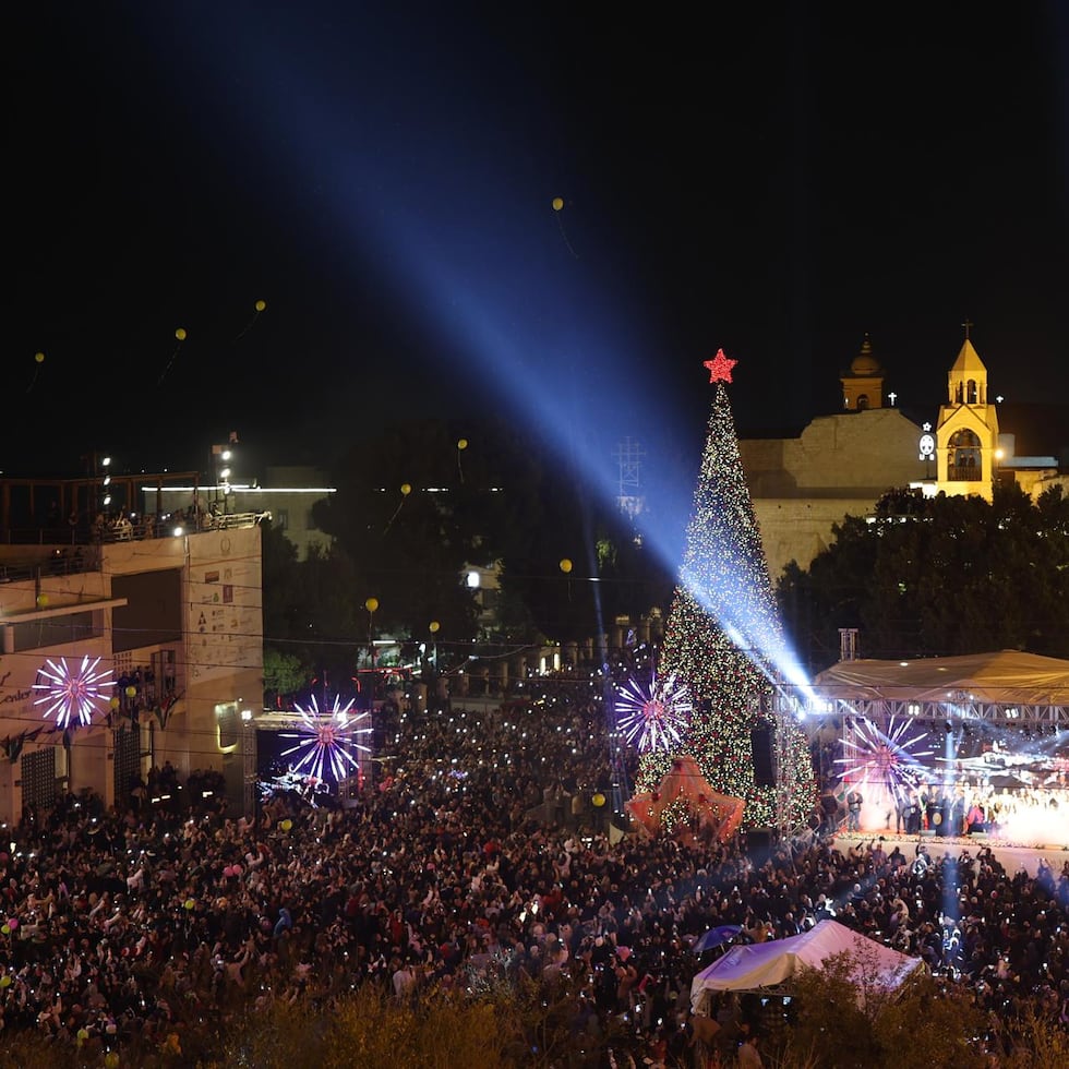 Cargada de esperanza, la ciudad palestina de Belén encendió este sábado sus luces de Navidad por primera vez en dos años, en los que la ofensiva israelí en Gaza dejó sin decoraciones navideñas la localidad donde nació Jesús, en recuerdo de las decenas de miles de muertos en el enclave palestino.
