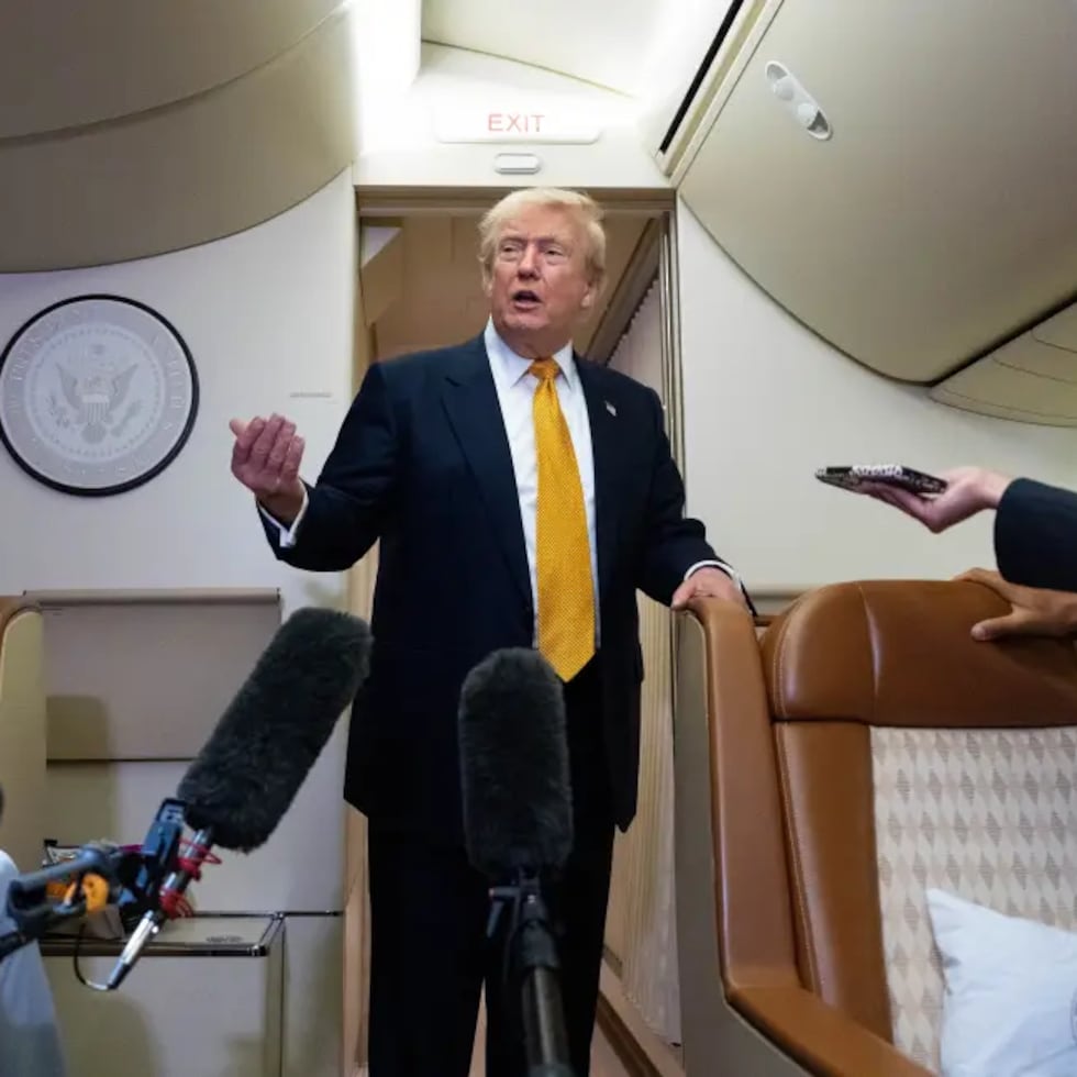 El presidente estadounidense Donald Trump habla con reporteros a bordo del Air Force One tras aterrizar en la base de la Fuerza Aérea de Estados Unidos en RAF Mildenhall, en Suffolk.