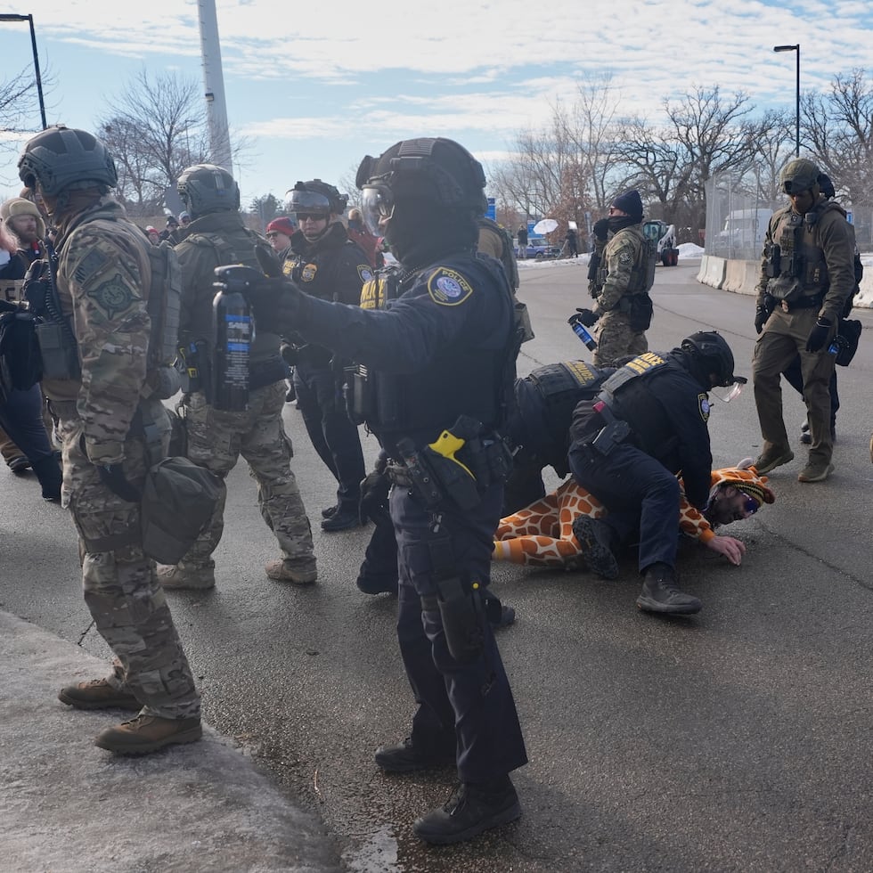 La magistrada, pese a no haber tomado una decisión, aseguró que mantendrá el caso en primera línea y dio al Departamento de Justicia hasta el lunes para presentar una respuesta a la solicitud de restricción introducida contra los agentes federales.