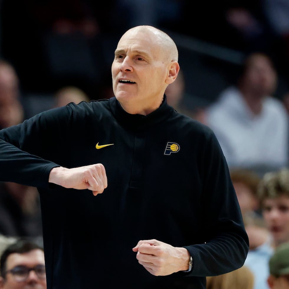 Rick Carlisle de 66 años y quien lleva 23 temporadas en la liga, tiene récord vitalicio de 1,000-891.