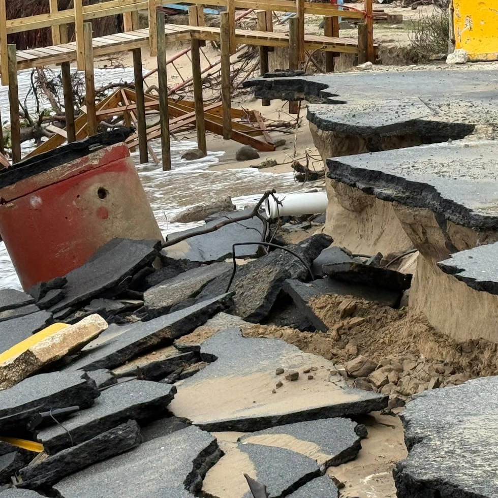 La madrugada del martes, vecinos de la comunidad Parcelas Suárez, en Loíza, amanecieron con la calle destrozada y el miedo de que la erosión costera siga avanzando.
