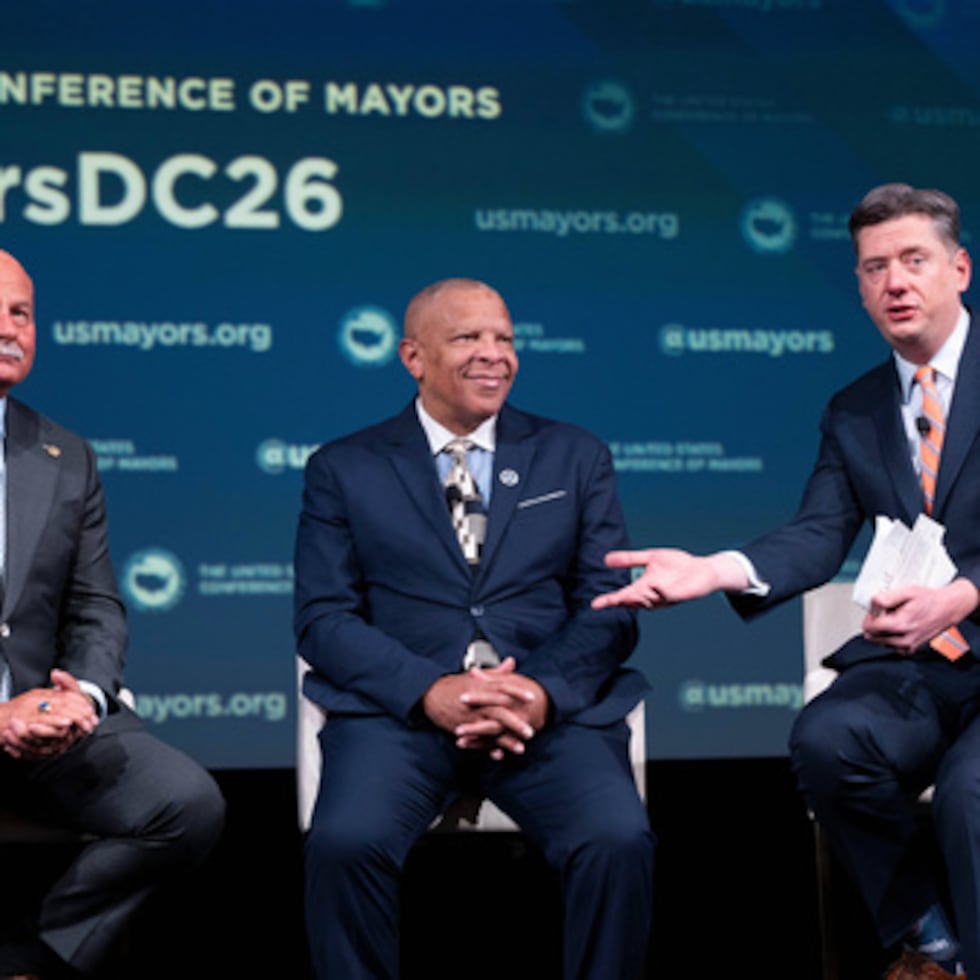 El alcalde de Oklahoma City, David Holt (derecha), habla durante una mesa redonda con el alcalde de Fresno (California), Jerry Dyer (izquierda), y el de Omaha (Nebraska). Jerry Dyer, izquierda, y John Ewing, Jr. durante la 94ª Reunión de Invierno de la Conferencia de Alcaldes de Estados Unidos, el miércoles 28 de enero de 2026 en Washington.