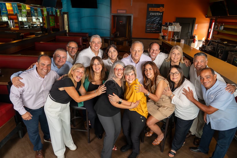 De izquierda a derecha, primera fila: Pedro I. Altreche, director de Área; Frances M. Filardi, directora de Área; Maricela Pabón, directora de Adiestramiento y Recursos Humanos; Sarahí Lugo, directora de Compras; María F. Rocafort, directora de Operaciones; Nayda Rivera, vicepresidenta de Contabilidad y Finanzas; Jeanette Aguilar, vicepresidenta de Recursos Humanos; y Confesor Correa, director de Área.
De izquierda a derecha, fila superior: Ramón Leal, vicepresidente sénior de Operaciones; José J. Serrano, director de Operaciones; Oscar Congote, director de Planificación; Irmaliz Romero, gerente sénior de Mercadeo; Artur J. Jotic, presidente; Áxel Torres, director de Facilidades; Alina Girón, directora de Sistemas de Información; y Ozzie Torres, vicepresidente de Operaciones.