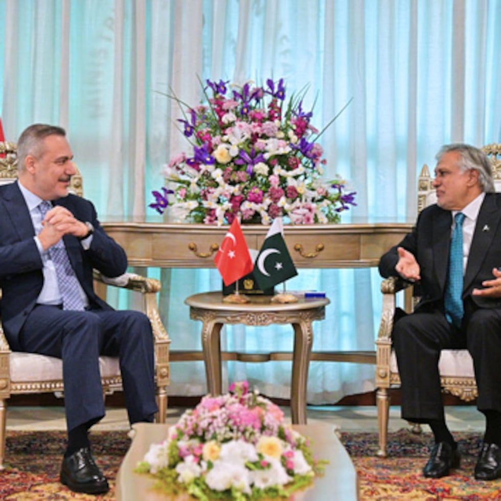 El ministro turco de Exteriores, Hakan Fidan, a la izquierda, se reúne con su homólogo paquistaní Ishaq Dar en Islamabad, Pakistán.