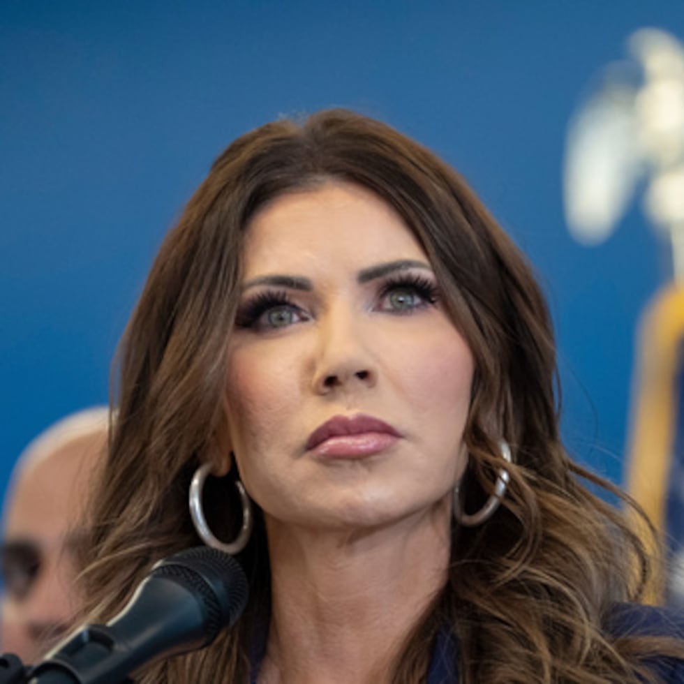 “Temporal significa temporal”, dijo la Secretaria de Seguridad Nacional, Kristi Noem, añadiendo que la decisión pone “a los estadounidenses primero”.