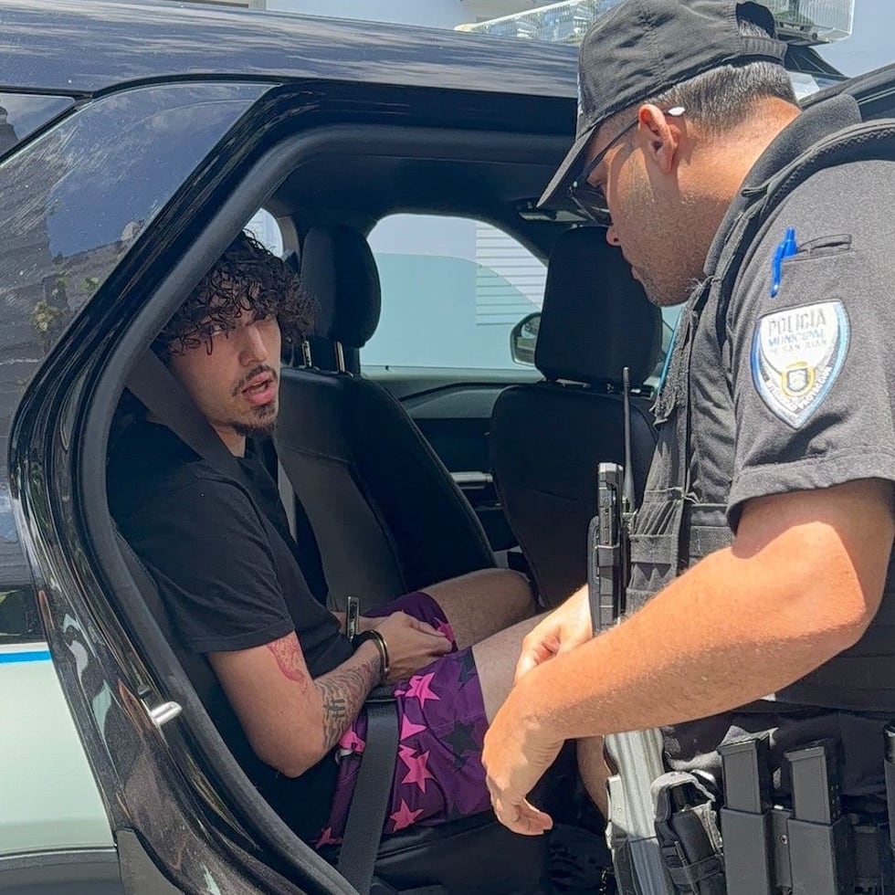 Alexis J. Martínez Arizala era buscado por autoridades del estado de Florida por cargos de manipulación o fabricación de evidencia física, uso ilegal de un dispositivo de comunicación bidireccional, informe falso a un oficial del orden público y proporcionar información falsa sobre la presunta comisión de un delito.