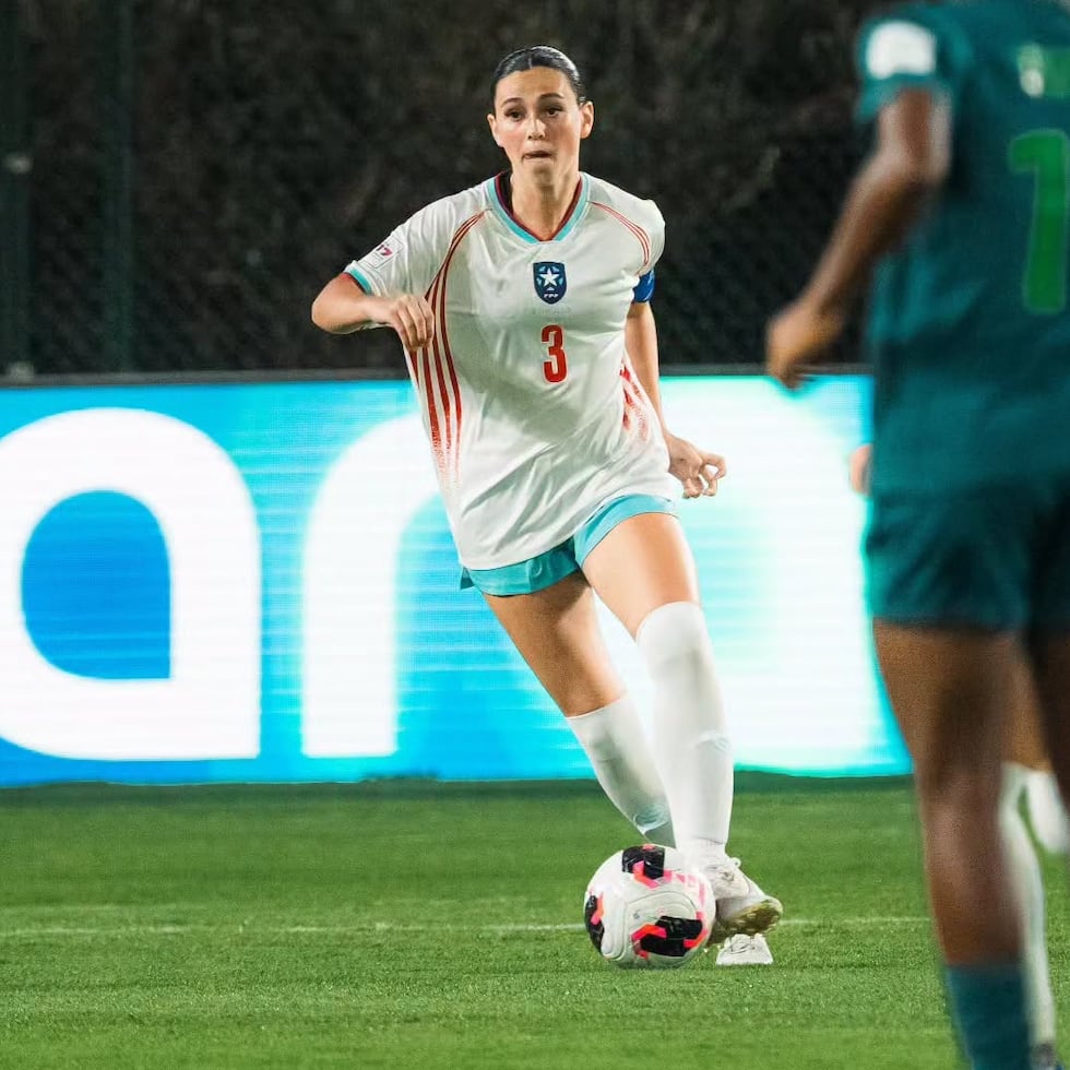 Sandra O'Neill, defensora de Puerto Rico, conduce el balón ante Nigeria.