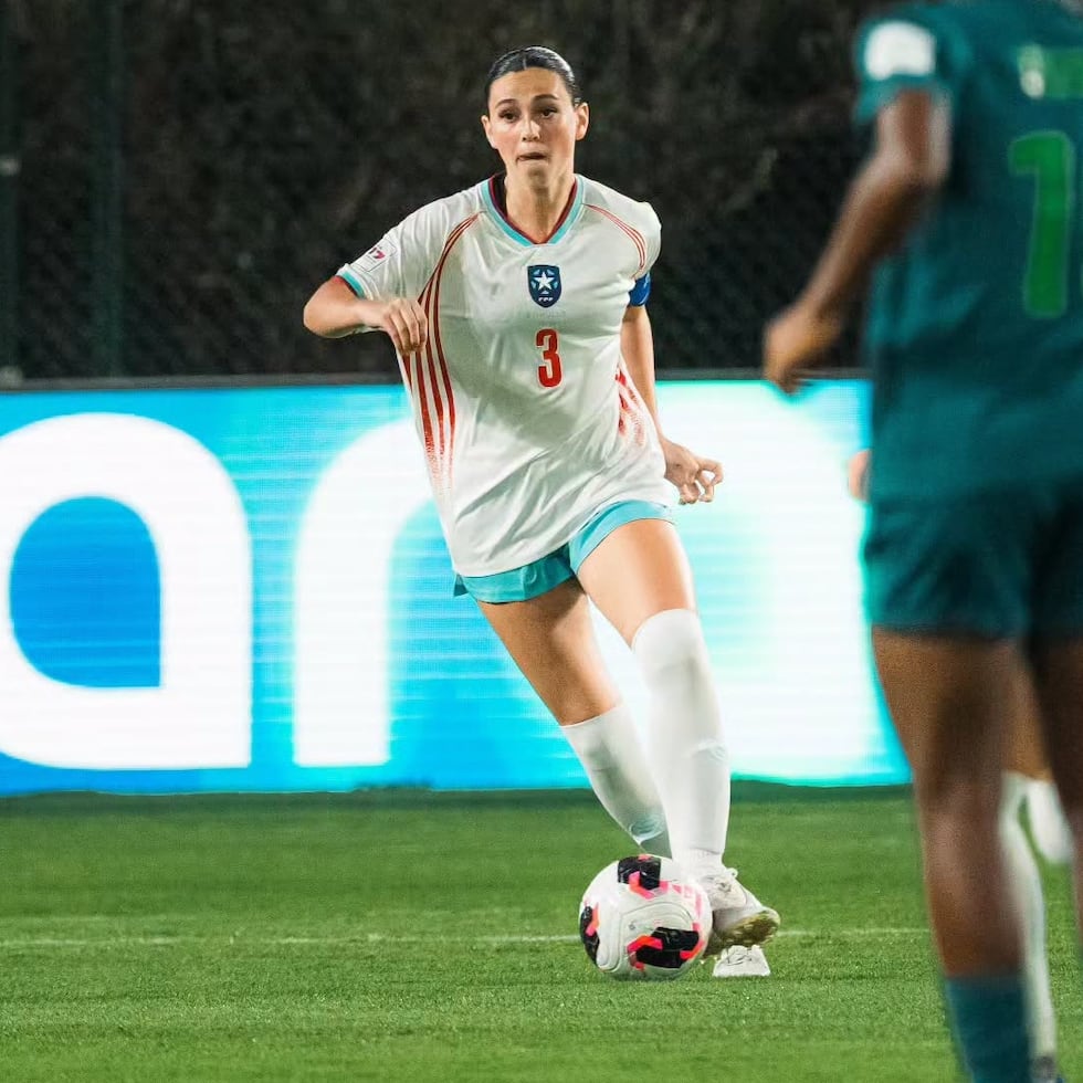 Sandra O'Neill, defensora de Puerto Rico, conduce el balón ante Nigeria.