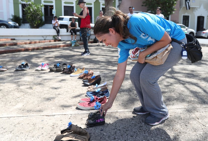 Tamara López coloca los zapatos de su hija, Libertad Pagán López, quien murió el 20 de septiembre de 2017, en la plaza de La Rogativa.