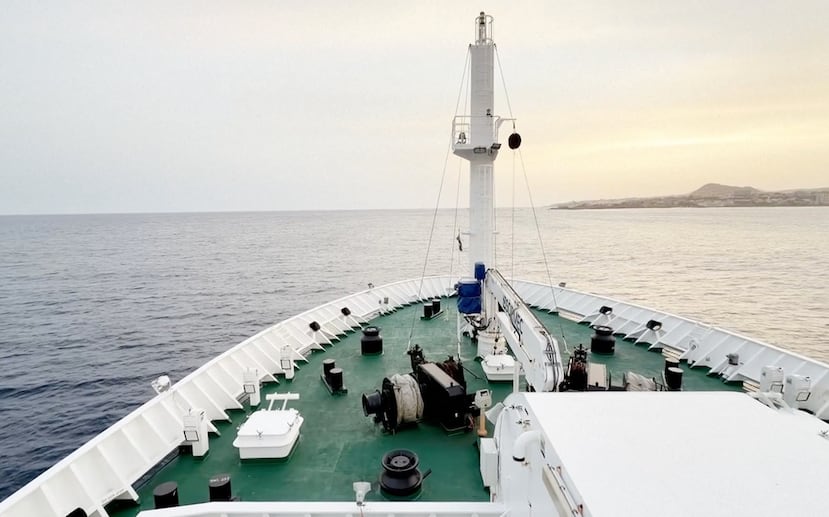 El MV Hondius, de bandera neerlandesa y con cerca de 150 personas a bordo, permanece frente a Cabo Verde.