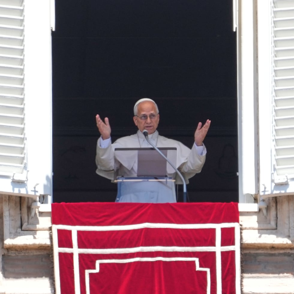 El papa León XIV ofreció ofreció sus expresiones desde la ventana del Palacio Apostólico por el rezo del "Regina Caeli", en la Plaza de San Pedro en El Vaticano.