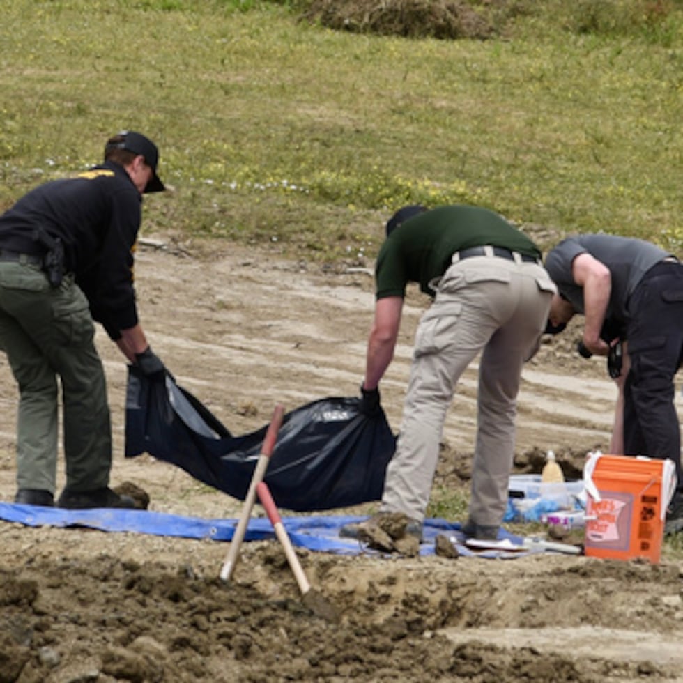 Agentes de la Oficina del Sheriff del condado de Humboldt registran las instalaciones del santuario de animales "Miranda's Rescue Animal Sanctuary"