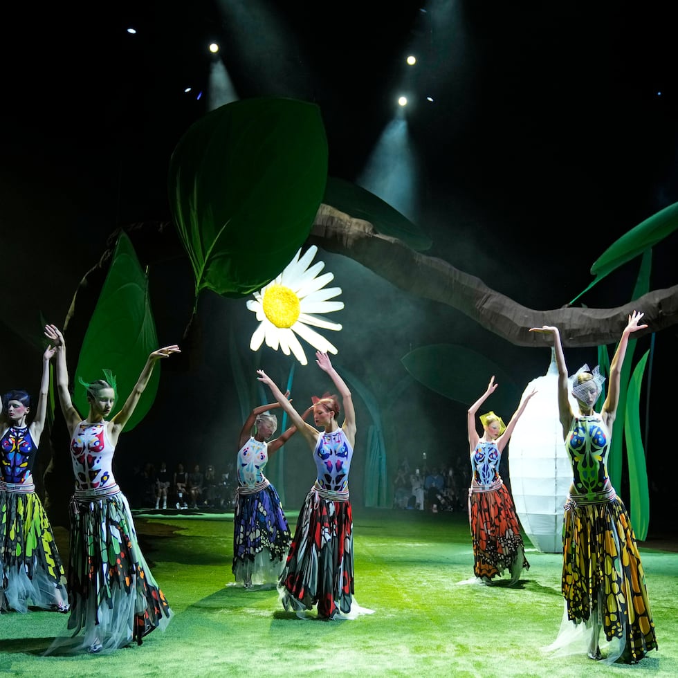 Las modelos bailan durante la presentación de la colección primavera-verano 2027 de Thom Browne, en el marco de la Semana de la Moda de Nueva York, el martes 15 de septiembre de 2026, en Nueva York.