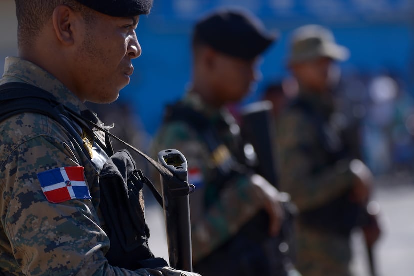 Militares de República Dominicana vigilan el paso fronterizo de Dajabón (República Dominicana), en una fotografía de archivo.