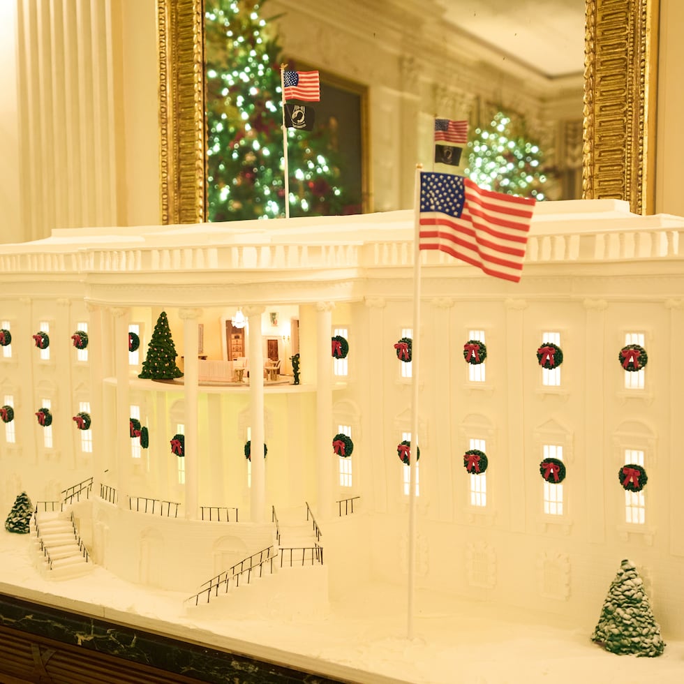 Melania Trump presentó el lunes la decoración navideña de la Casa Blanca y su tema es "El hogar es donde está el corazón", el primero desde que retomó el papel de primera dama.