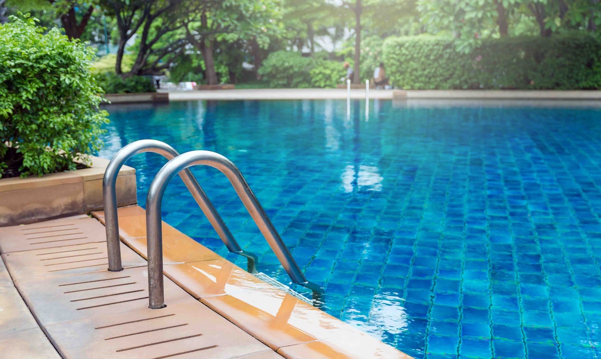 Hallan cuerpo de una mujer flotando en una piscina residencial en Guaynabo