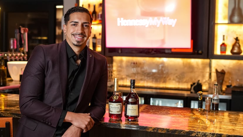 Martínez lleva 10 años de trayectoria en la industria de la coctelería. Actualmente, forma parte del equipo de Identidad Cocktail Bar.