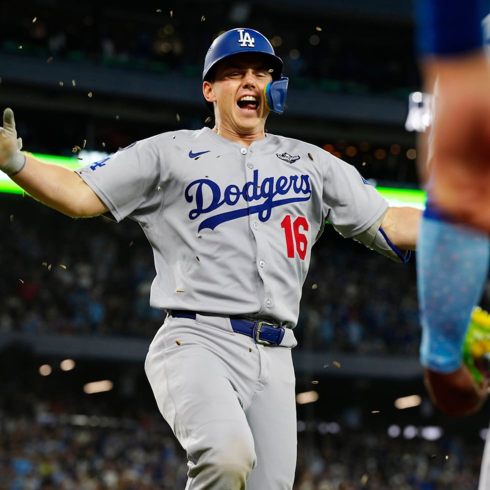 Will Smith celebra su jonrón solitario en la undécima entrada para quebrar un empate contra Toronto.