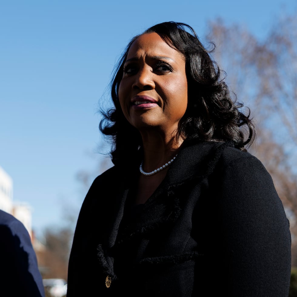 La gobernadora de la Reserva Federal, Lisa Cook (derecha), y el abogado Abbe Lowell salen del Tribunal Supremo de Estados Unidos, en Washington, D.C.