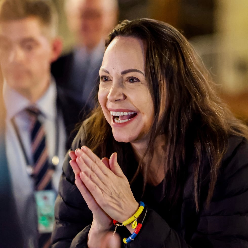 María Corina Machado a las afueras de un hotel en Oslo, tras salir de Venezuela en la misión secreta.