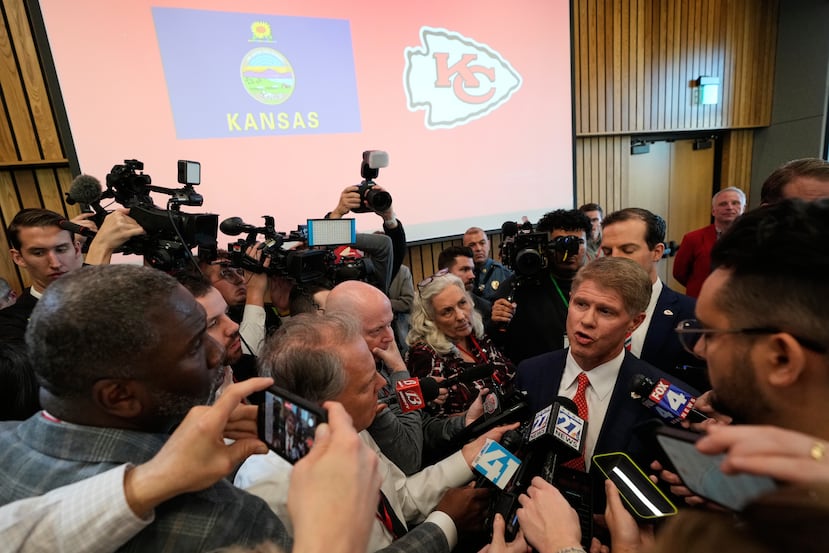 El dueño de los Chiefs de Kansas City, Clark Hunt, habla con la prensa tras el anuncio de que el equipo dejará el Estadio Arrowhead en Kansas City.