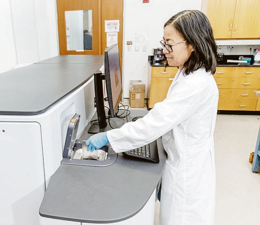 En el área de espectroscopía de masa está el equipo MALDI.