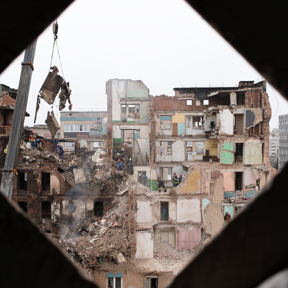 Rescatistas retiran escombros de un edificio residencial que sufrió grandes daños en un ataque ruso, en Ternopil, Ucrania.