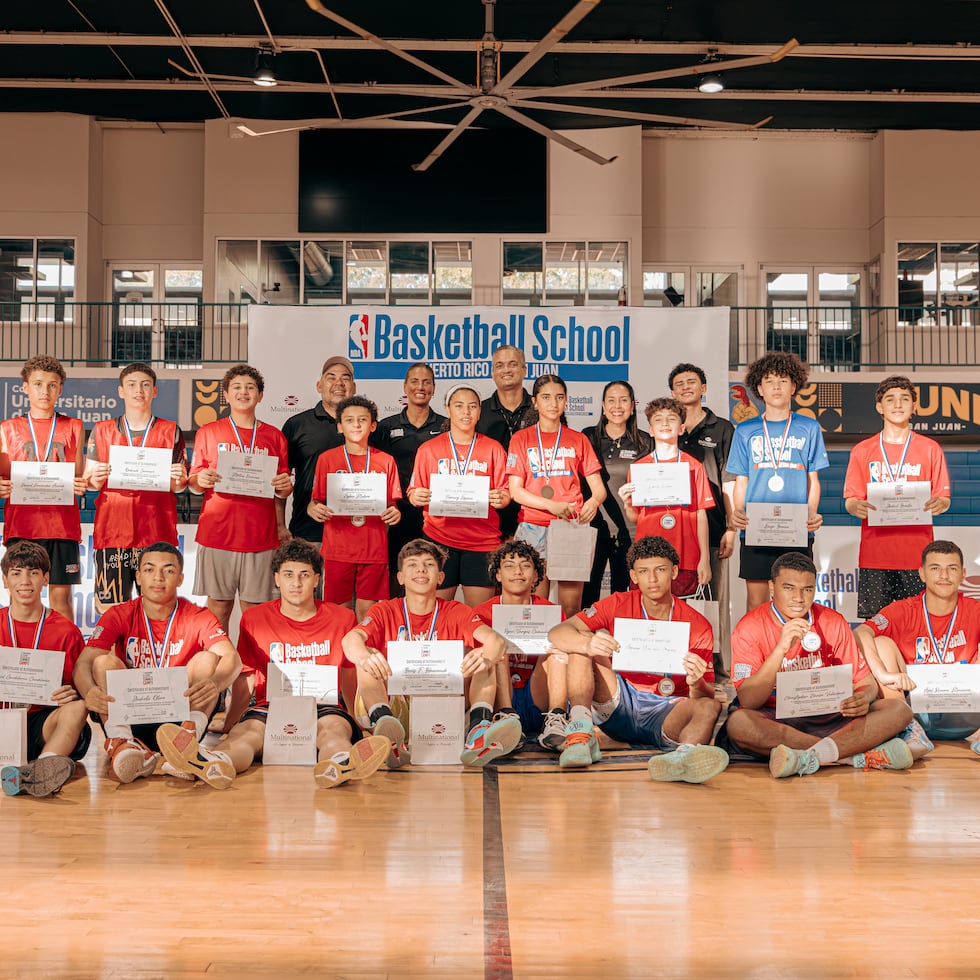 Niños y jóvenes participantes del NBA Basketball School Puerto Rico.