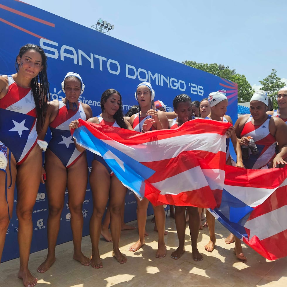 Puerto Rico posa con la monoestrellada tras ganar la medalla de bronce del polo acuático femenino.