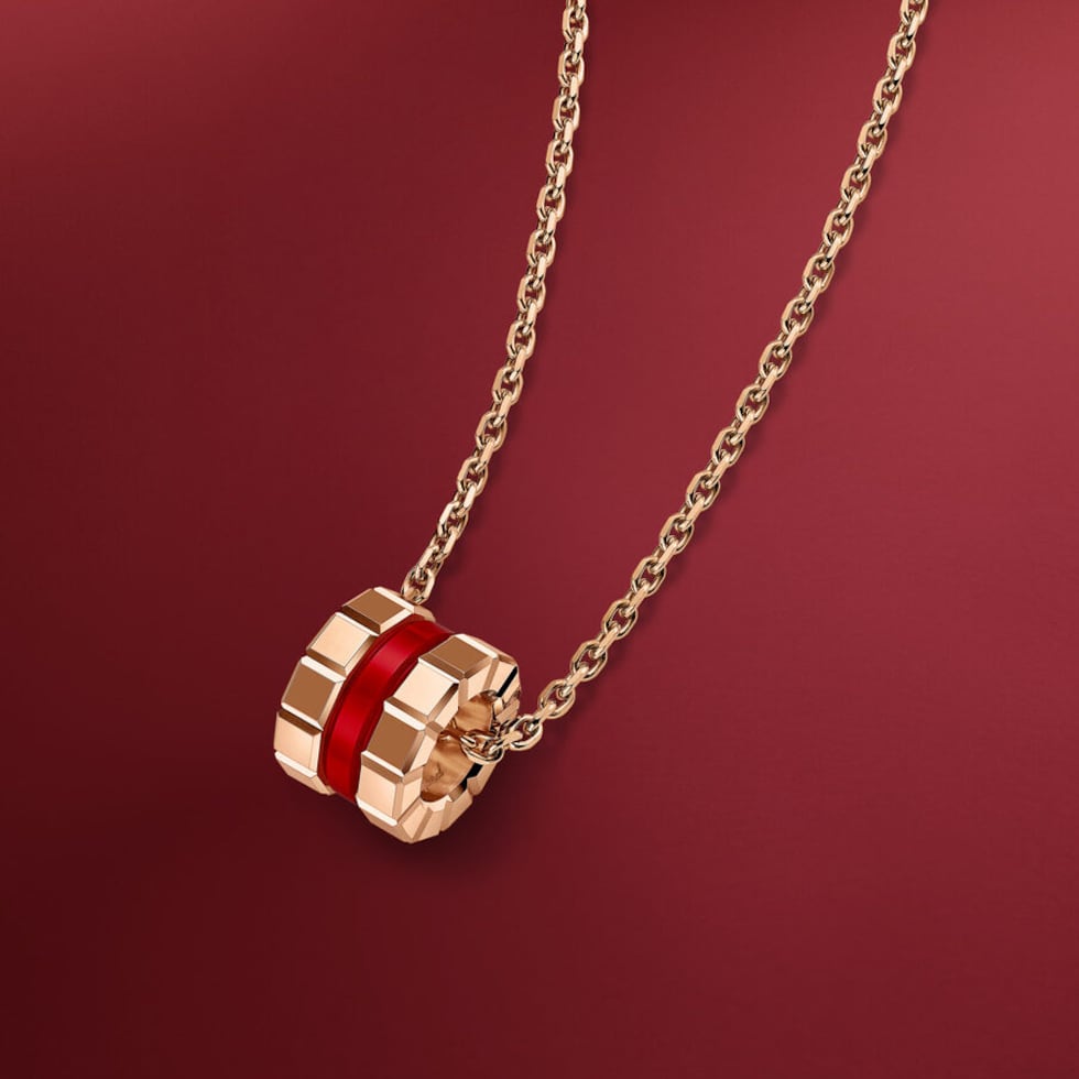 Chopard celebra el Año del Caballo con dos nuevas creaciones dentro de su colección Ice Cube: un colgante y una pulsera que combinan la pureza geométrica del diseño con un intenso toque de rojo