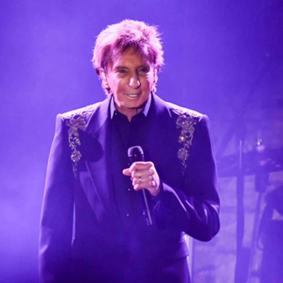 Barry Manilow actúa durante la Gala Pre-Grammy el 1 de febrero de 2025, en el Hotel Beverly Hilton en Beverly Hills, California (Foto de Richard Shotwell/Invision/AP, Archivo)