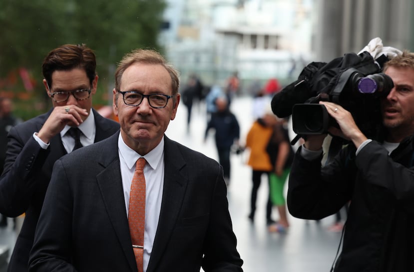 El actor Kevin Spacey sale de la corte de Southwark Crown Court en Londres el 24 de julio de 2023.