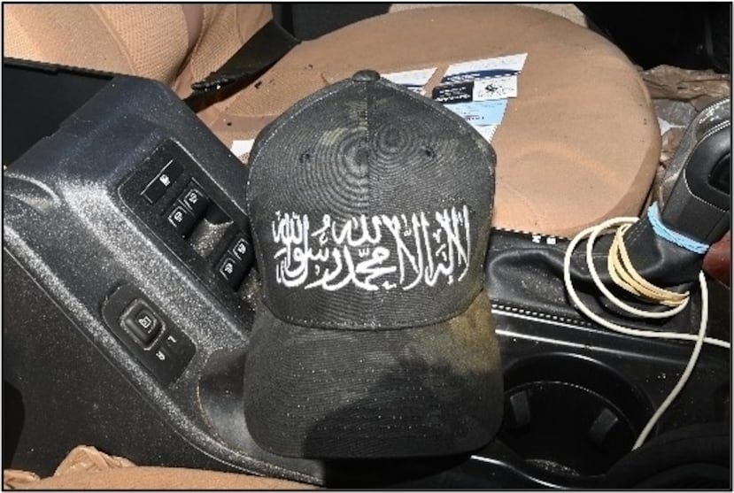 Esta foto, proporcionada por la Fiscalía de los Estados Unidos, muestra una gorra con la bandera de Al Qaeda que las autoridades encontraron en el vehículo del ex SEAL de la Marina Gregory Vandenberg. (Fiscalía de los Estados Unidos vía AP)