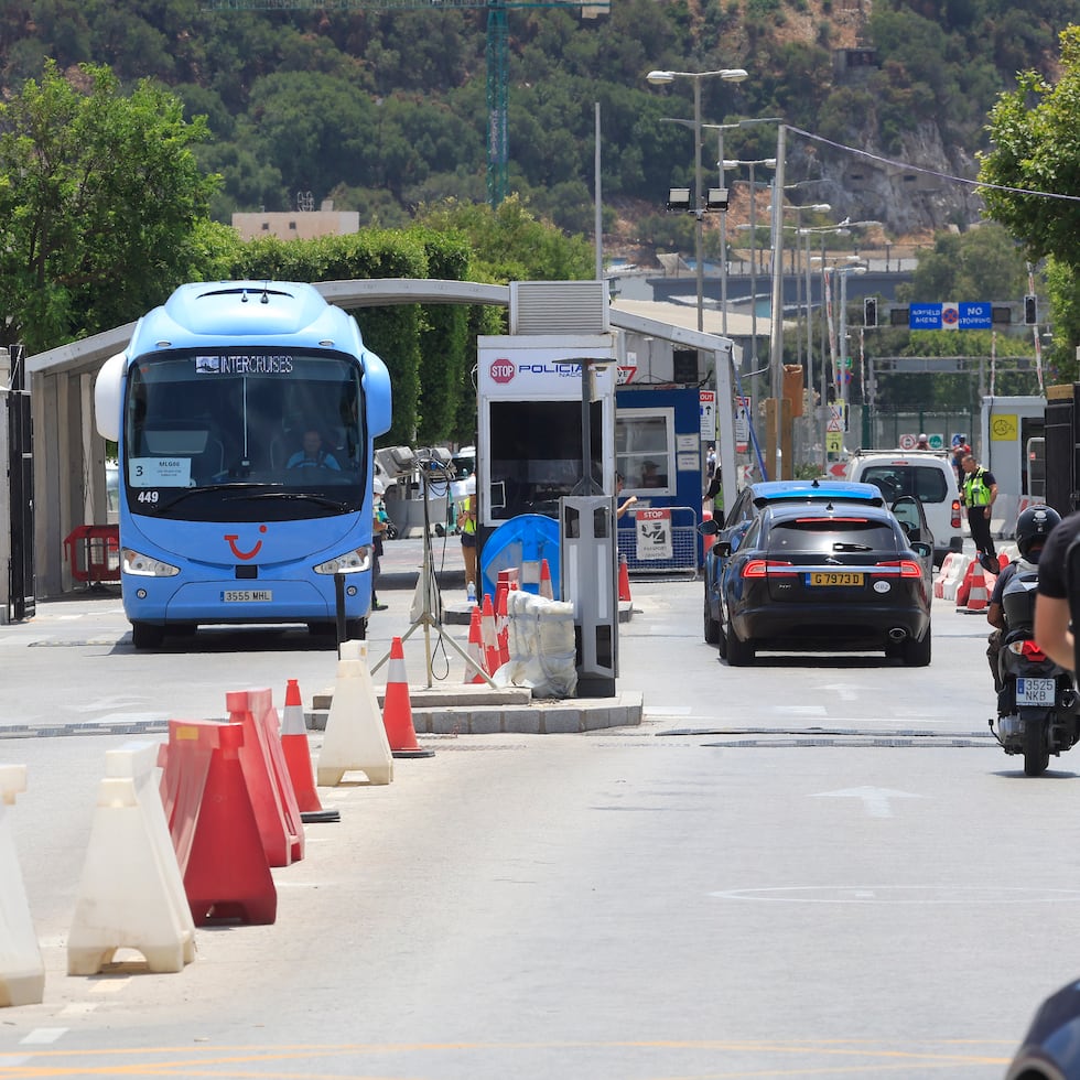 Tras cinco años de negociaciones, los vecinos del Campo de Gibraltar y Gibraltar verán el derribo del que es considerado uno de los pasos fronterizos más pequeños del mundo.