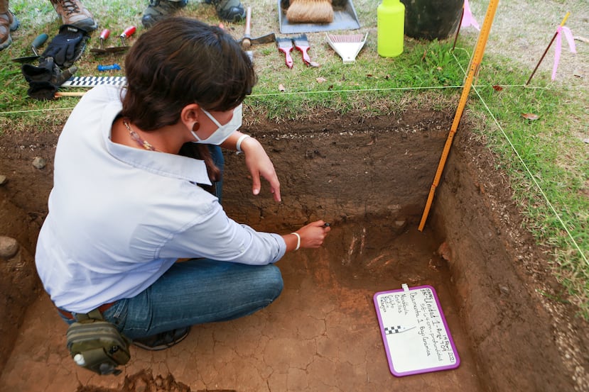 Estudiante del Programa de Maestría en Arqueología del Centro de Estudios Avanzados de Puerto Rico y el Caribe muestra osamenta encontrada, en la que se aprecian la mandíbula y las costillas.